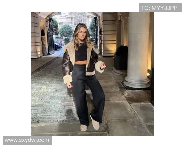 足球明星女友甜美可爱背景照展现青春魅力与时尚气质 足球明星女友甜美可爱背景照展现青春魅力与时尚气质